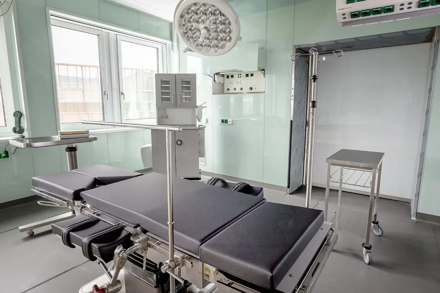 Sala interventi con tavolo operatorio e lampada operatoria