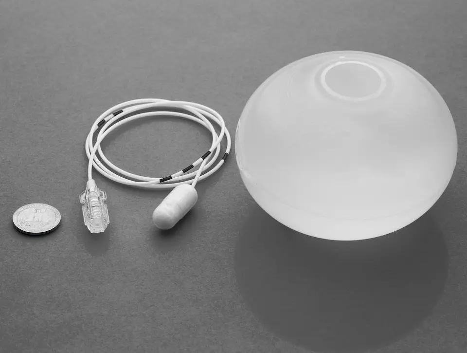 Il palloncino gastrico Allurion: a sinistra una moneta per confronto di dimensioni, accanto la capsula con il tubicino di riempimento sottile, a destra il palloncino riempito