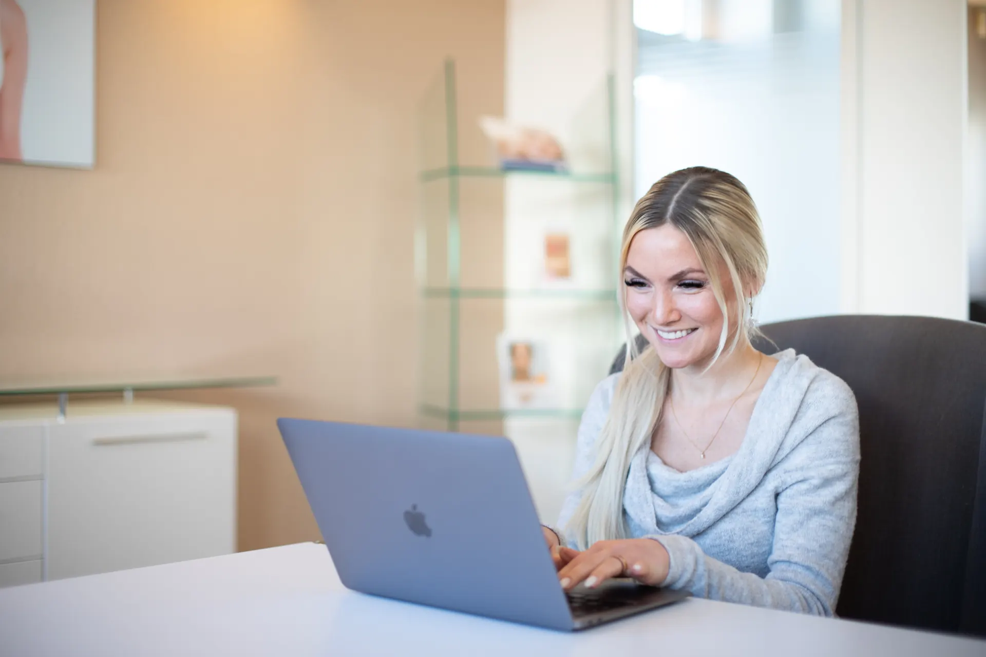 A Weight Doctors® betegtanácsadója a laptopnál