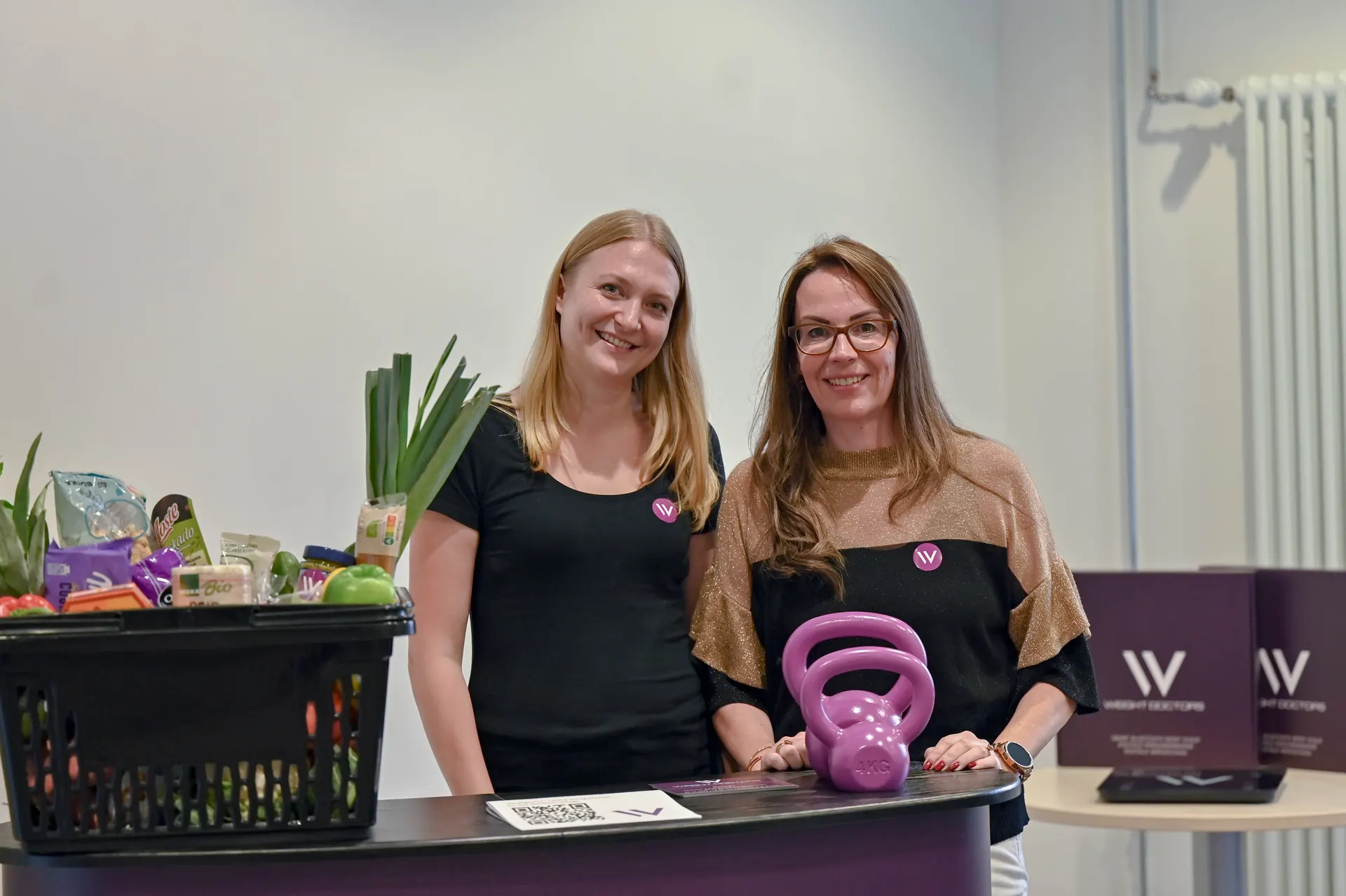 Zwei Mitarbeiterinne vo Weight Doctors® mit früschem Obscht und Gmües