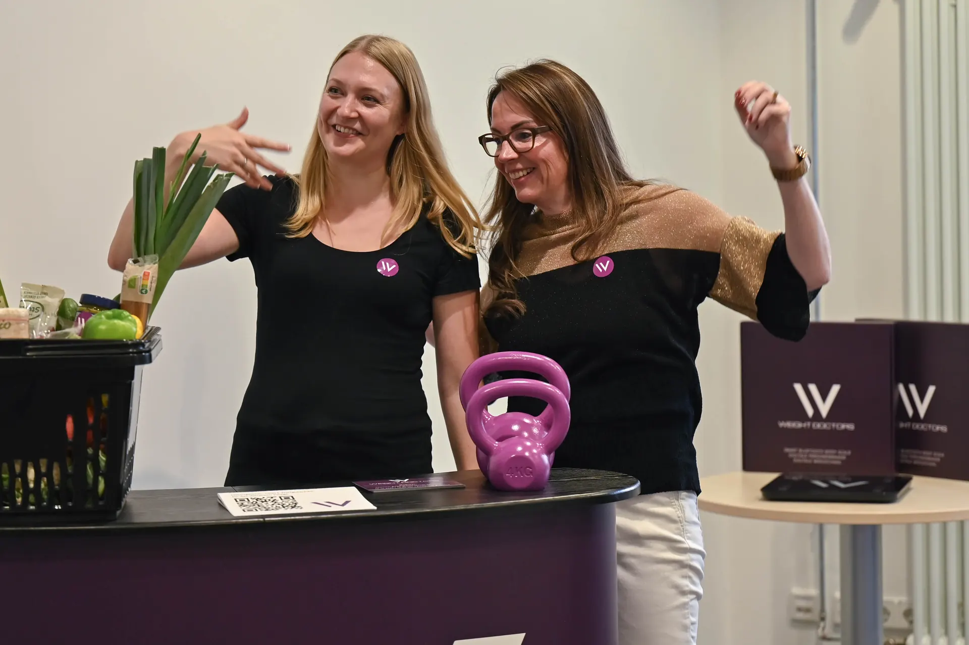 Due collaboratrici di Weight Doctors® allo stand con verdura fresca