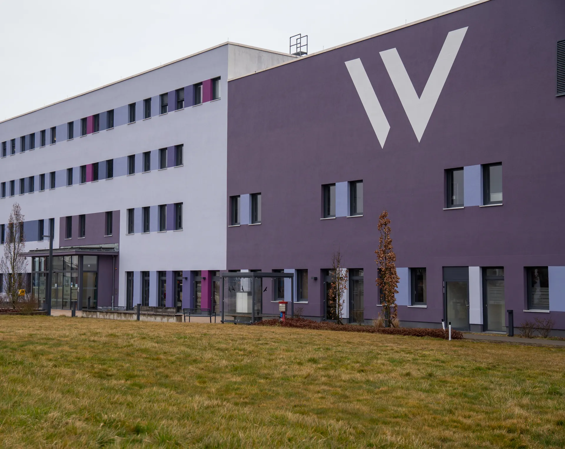D Weight Doctors® Nationalklinik in Wertheim mit em lila W a de Fassade