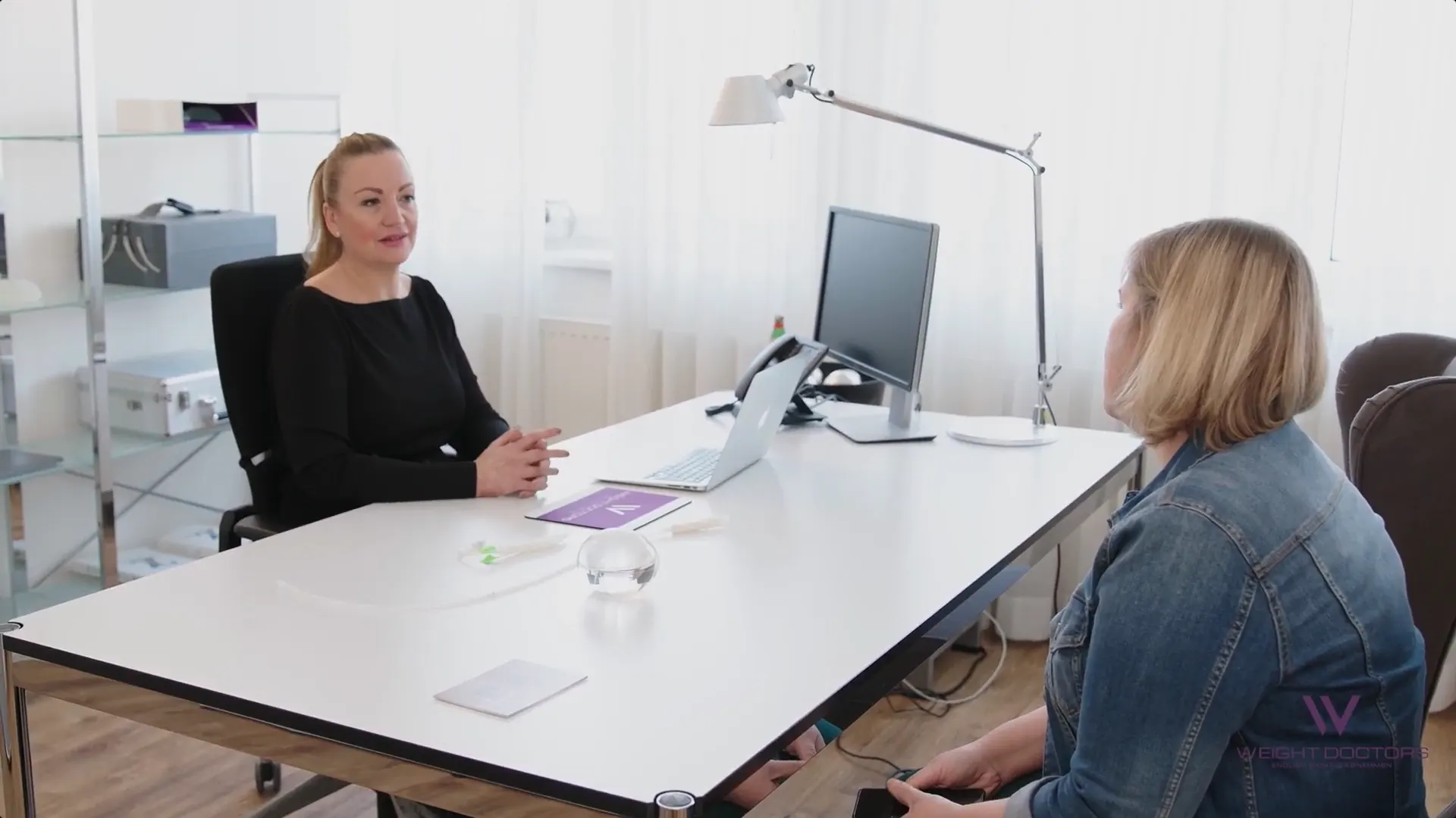 Colloquio di consulenza da Weight Doctors®, sul tavolo un palloncino gastrico