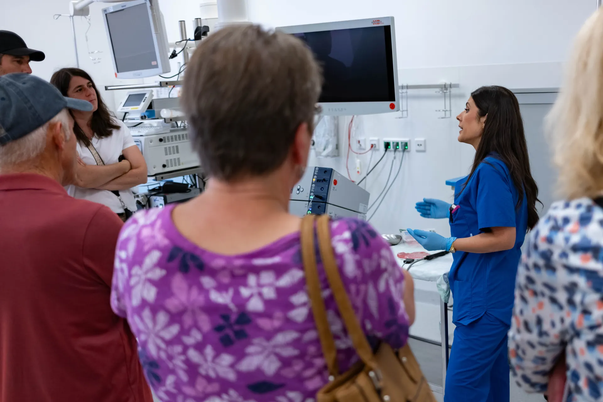 Orvosnő bemutatja a látogatóknak a Weight Doctors® Nationalklinik endoszkópos helyiségét