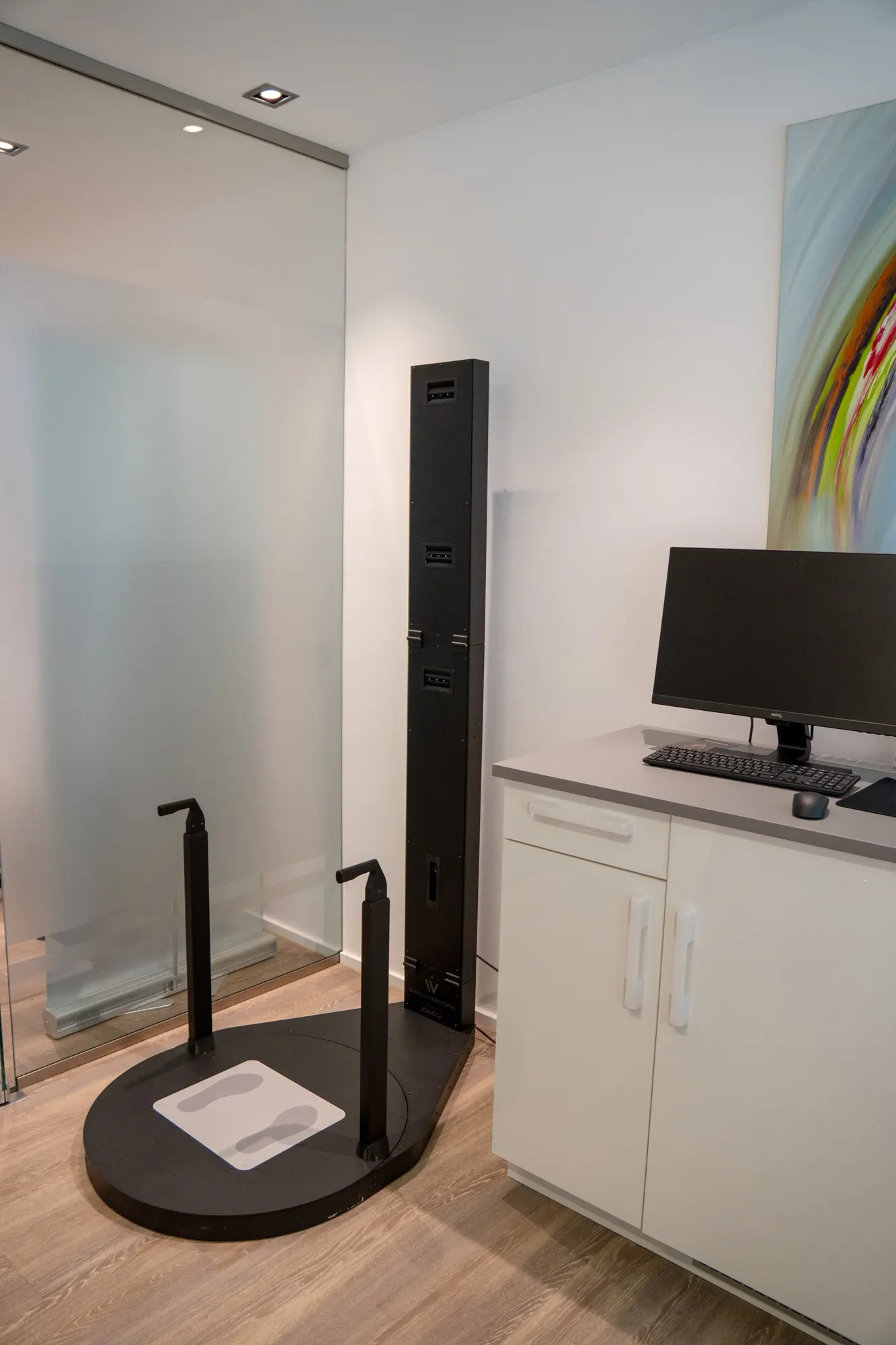 A Weight Doctors® 3D Bodyscanner forgó platformmal egy kezelőhelyiségben
