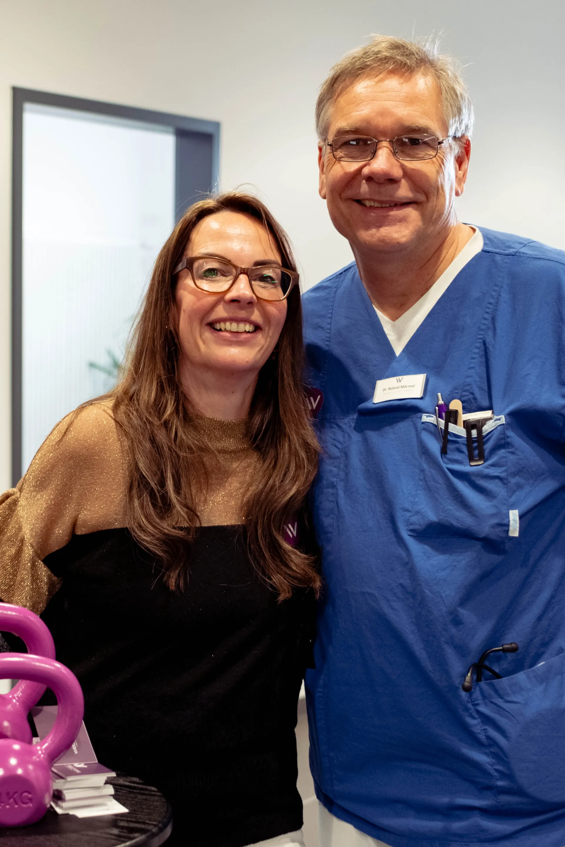 A Weight Doctors® szakorvosa egy látogatónővel a nyílt napon