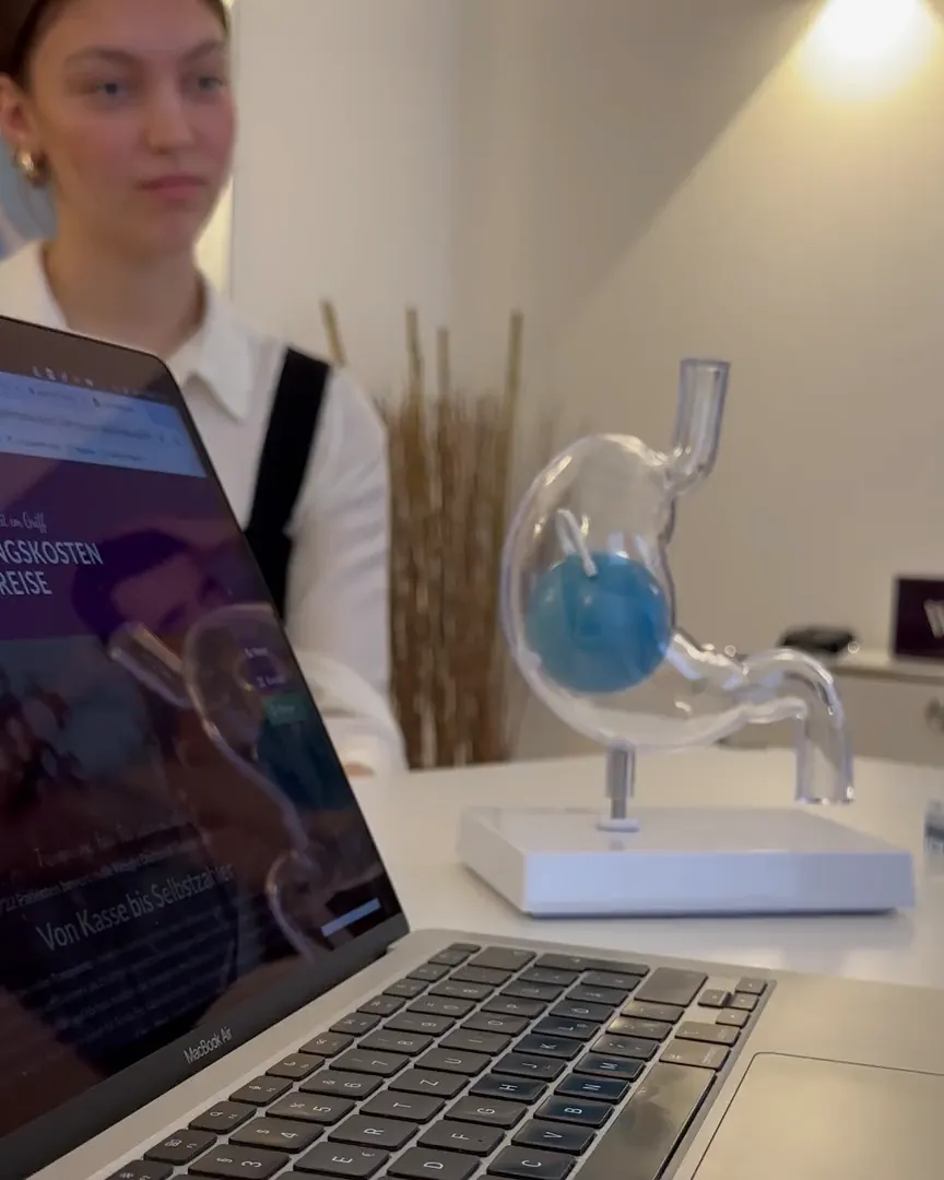 Beratigsgspröch bi Weight Doctors®, uf em Tisch en Mageballon